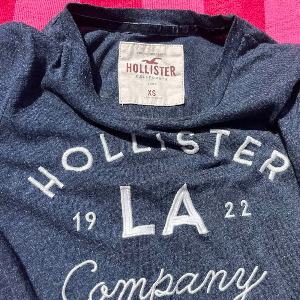 XS Hollister Navy Graphic Top - Picture 3 of 5